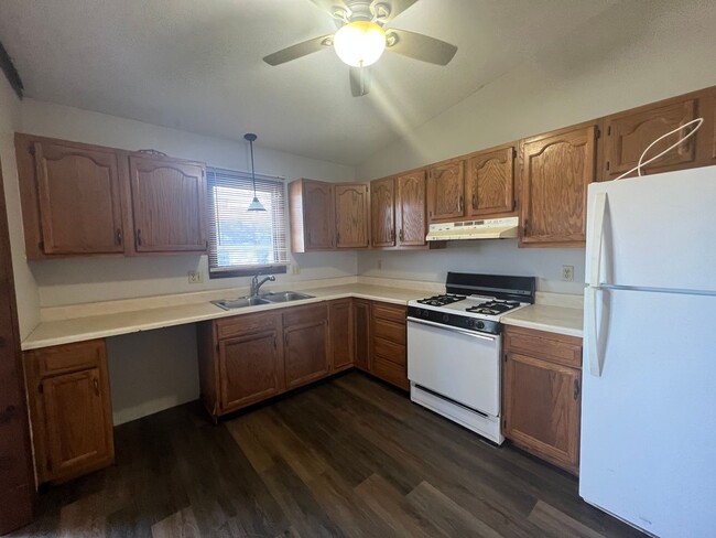 Building Photo - 3 bedroom 2 bath freshly painted and new f...