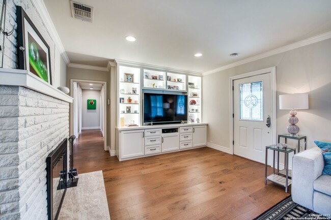Building Photo - STUNNING 3-BEDROOM HOME WITH POOL IN ALAMO HEIGHTS