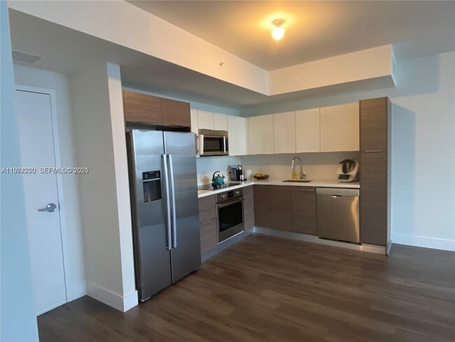 Building Photo - 1010 SW 2nd Ave