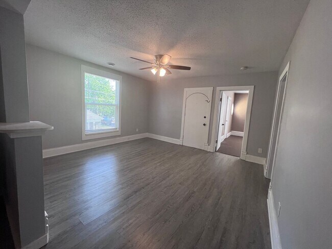 Building Photo - Upper Three Bedroom on NW Side of Grand Ra...