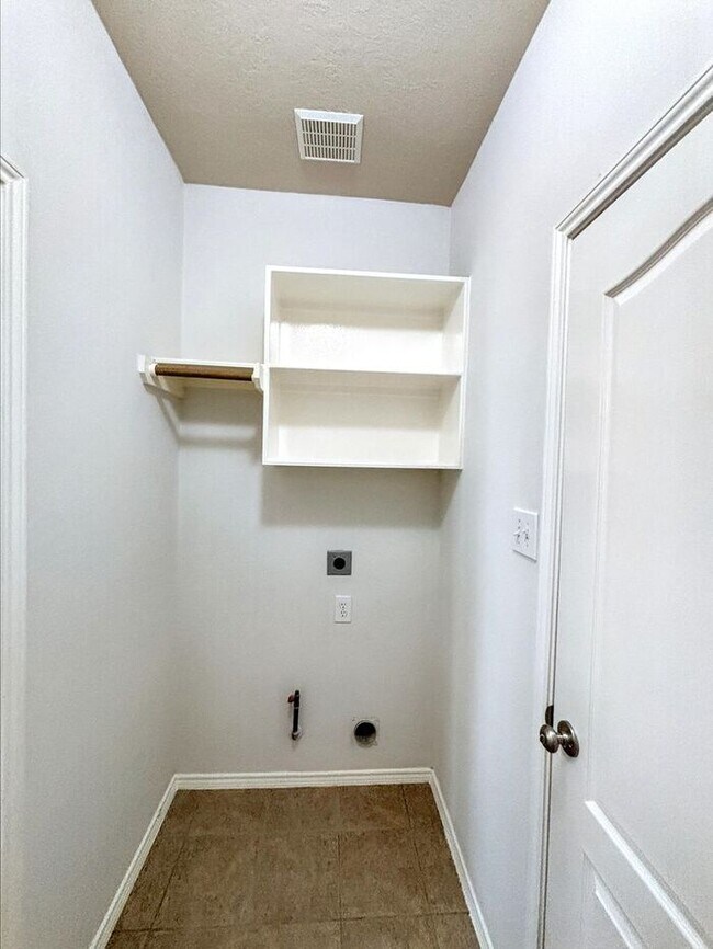 Building Photo - Spacious 3-Bedroom, 2-Bath Home with Conve...