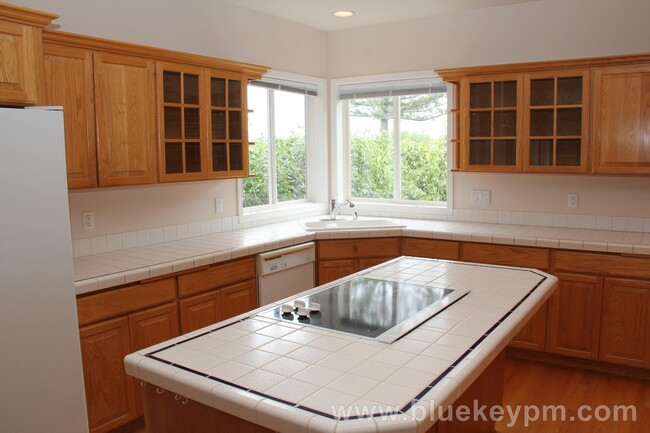 Building Photo - REDUCED $200!!   3-4 Bed, 3 Bath Camas Hom...