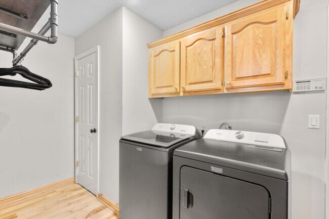 Building Photo - 840 E Gaslight Dr