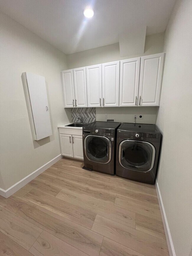 Building Photo - Fully renovated 3 bedroom/ 2.5 bathroom ho...