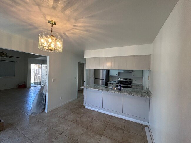 Building Photo - Great 3 bedroom 2 bath in Visalia ready fo...