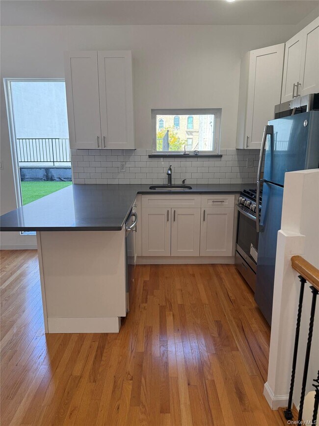 Building Photo - 562 39th St