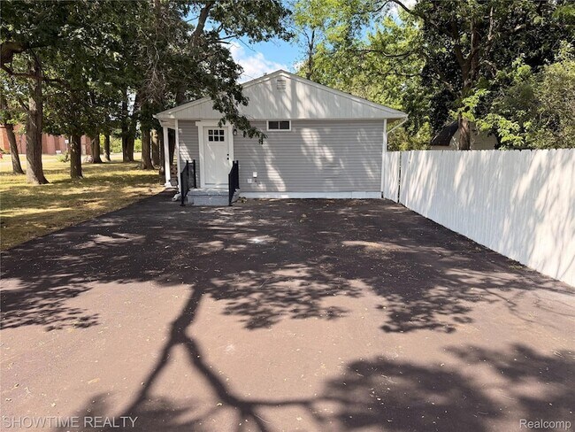 Building Photo - 3061 Culbertson Ave
