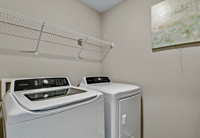 Building Photo - Gorgeous 4/ 2.5 Home in the Beautiful Lake Asbury Area of Clay County! $2,550.00