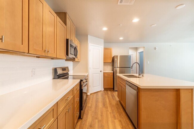Building Photo - 233 Park Place Cir