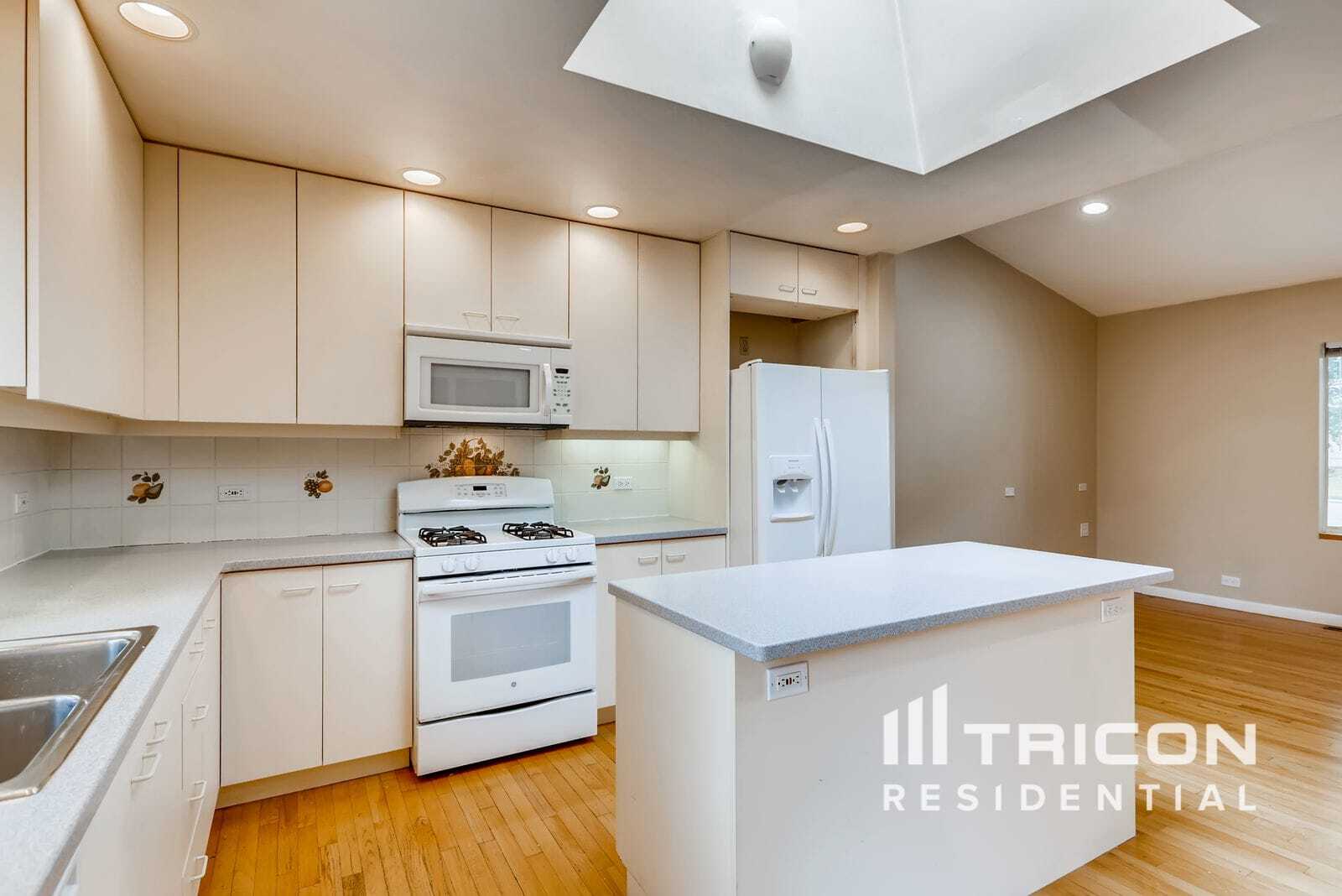 Building Photo - 2629 Fontana Dr