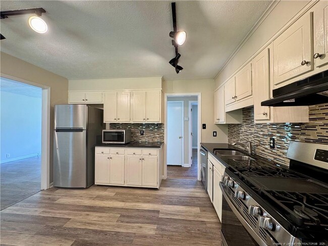 Building Photo - 431 Waterbury Dr