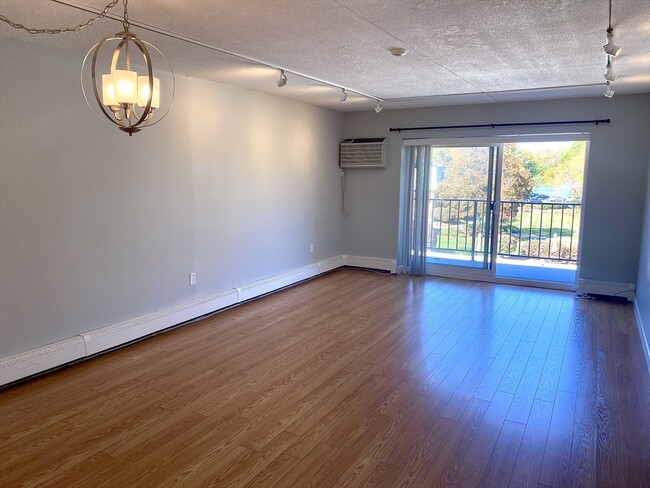 Building Photo - 573 Broad St