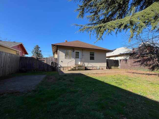 Building Photo - GORGEOUS PORTLAND BUNGALOW, LARGE LOT IN M...