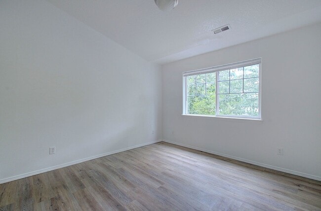 Building Photo - Charming 3bd, 2ba townhome in Bagley Downs...
