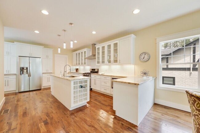 Building Photo - 1332 Lischey Ave