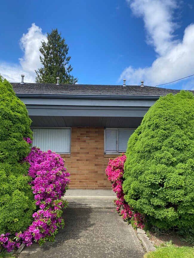 Building Photo - Beautiful and cozy updated one bedroom apa...