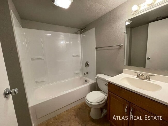 Building Photo - 2115 Bainbridge Rd