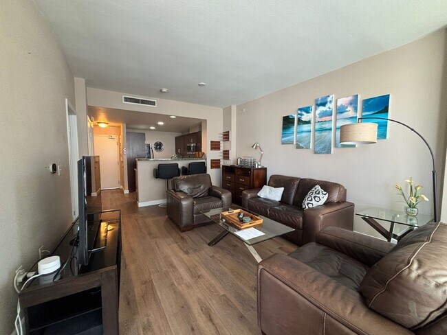 Building Photo - Modern Downtown Condo with Balcony, Pool, ...