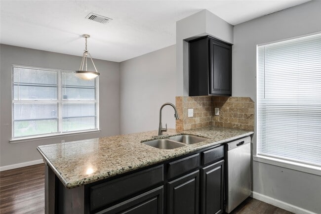 Building Photo - 16962 Glen Eagle Dr N