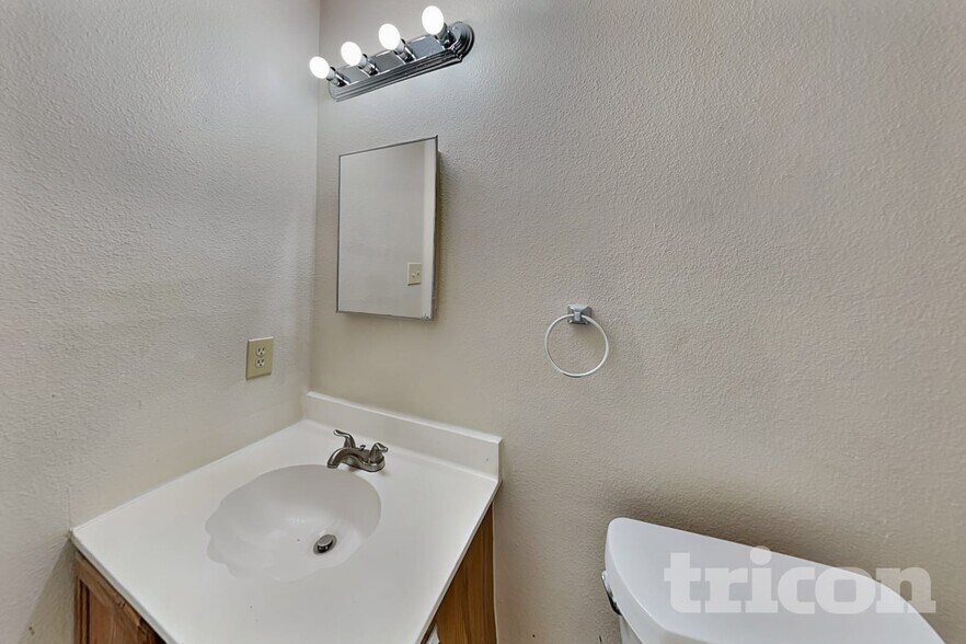 Building Photo - 8055 Chestnut Cedar Dr