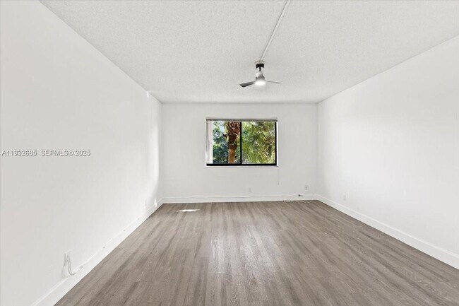 Building Photo - 302 Lakeview Dr