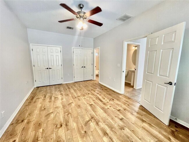 Building Photo - Spacious 4 Bed, 2.5 Bath. Perfect size and...