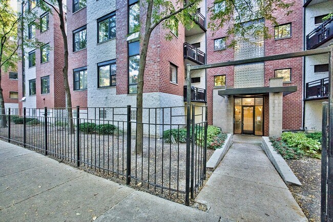 Building Photo - 2317 W Wolfram St