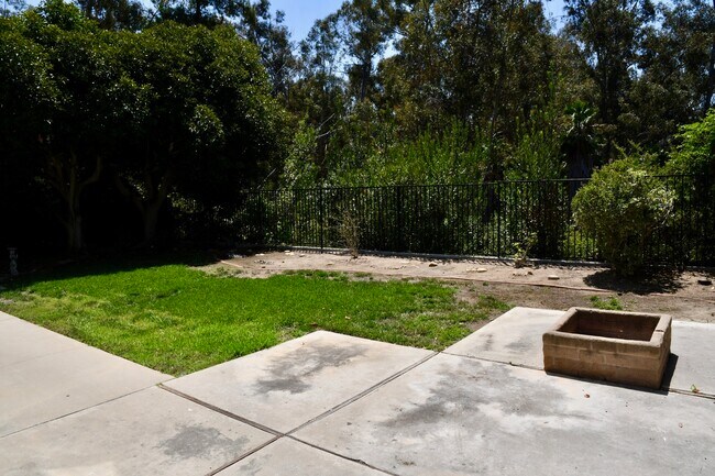 Building Photo - 10575 Canyon Lake Dr