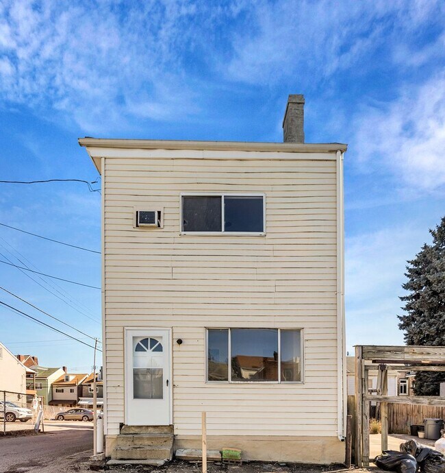 Building Photo - Updated 2 Bed, 1.5 Bath Home in Bloomfield...