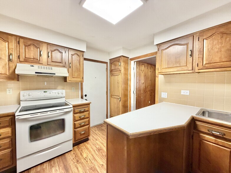 Building Photo - 2041 Gorton St