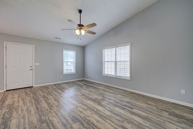 Building Photo - 617 Varsity Dr