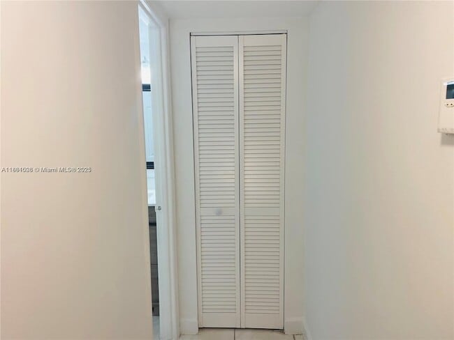 Building Photo - 9440 Fontainebleau Blvd