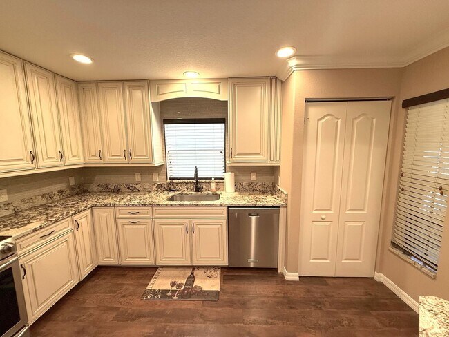 Building Photo - NEWLY LISTED!! Beautifully Updated 3-Bed/2-Bath Home in Sarasota!