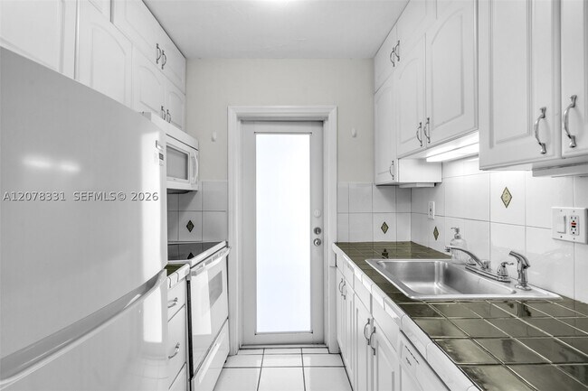 Building Photo - 255 Sunrise Dr
