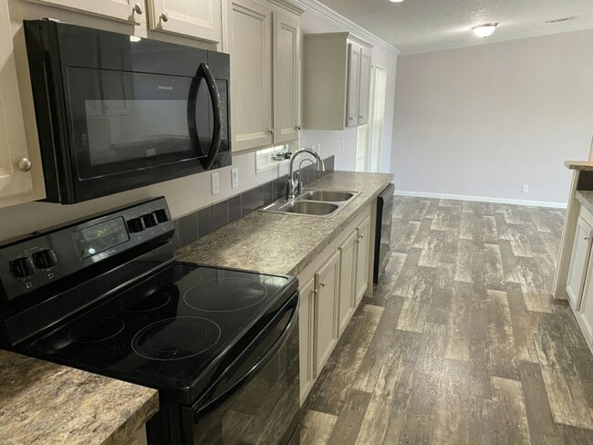 Building Photo - 517 Remann Rd