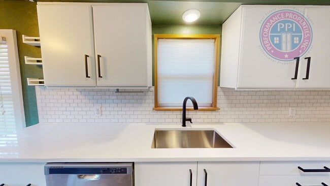Building Photo - Newly Remodeled Home With Large Fenced Yar...