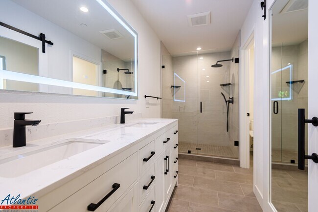 Building Photo - Gorgeous Townhouse | Remodeled | Desirable Location