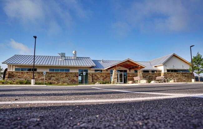 Building Photo - BEAUTIFUL 4BR/2BA - 1627 SF - WATERWHEEL!