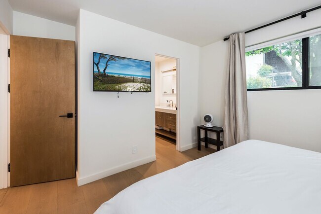 Building Photo - Furnished Coastal Rental | Available September 15 – April 15