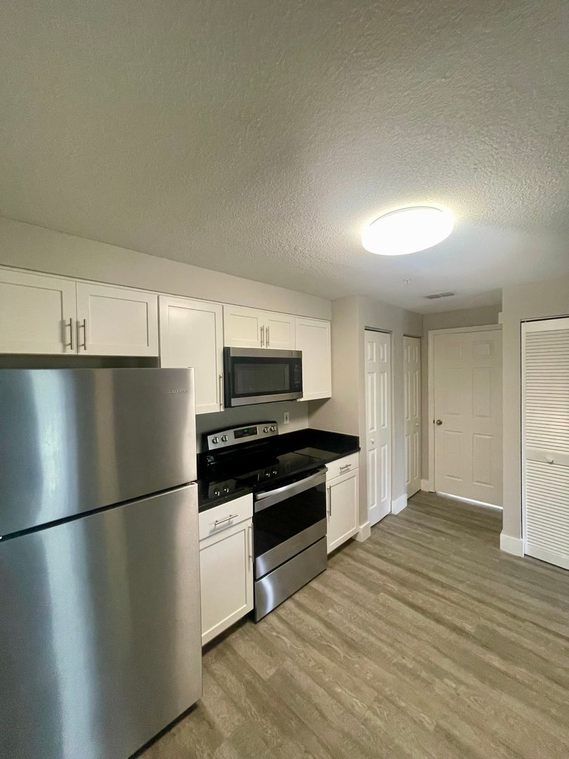 Building Photo - 1 Bedroom / 1 Bath Condo in Gated Community.