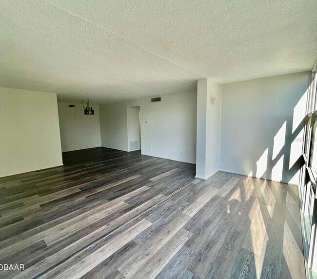 Building Photo - 1224 S Peninsula Dr
