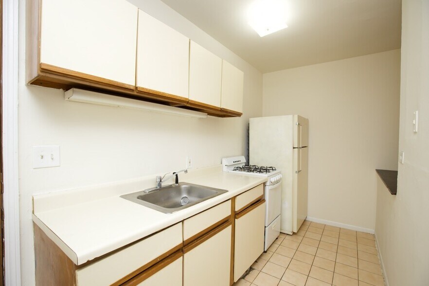 Building Photo - 820 W Cornelia