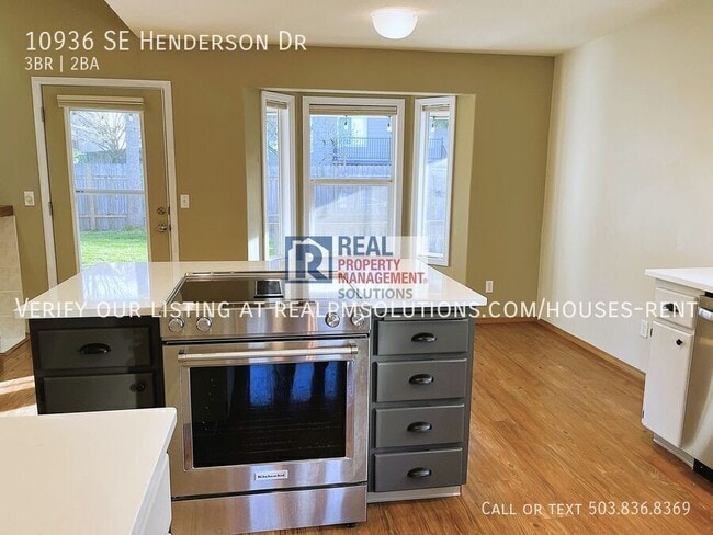 Building Photo - 10936 SE Henderson Dr