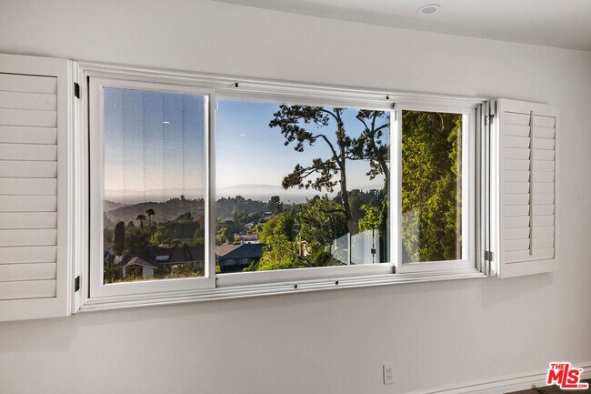 Building Photo - 3115 Dona Susana Dr
