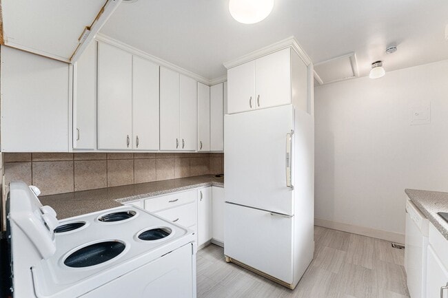 Building Photo - Discover comfort and convenience in this u...