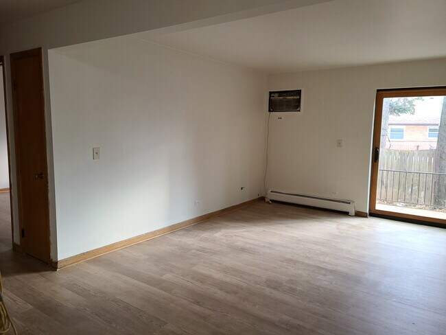 Living room - Patio - 317 N Harvard Ave