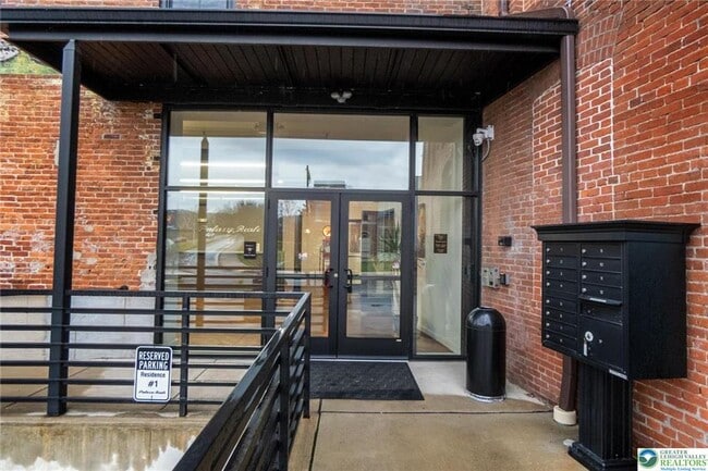 Primary Photo - 107 Hamilton St