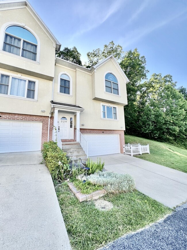 Building Photo - 229 Palisades Dr