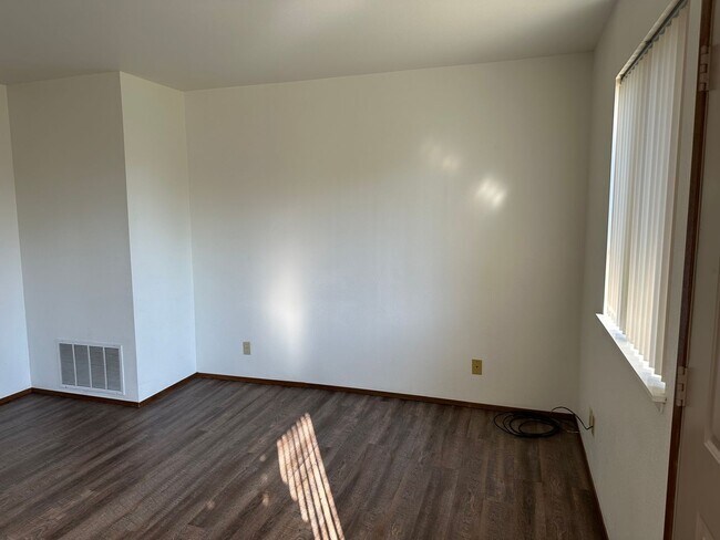 Building Photo - 1 Bedroom, 1 Bathroom Lower Unit in Small Apartment Building Close to BTC
