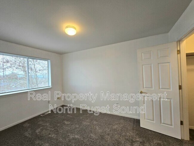 Building Photo - 5231 69th Dr NE